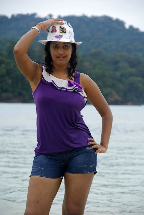 sowmya spicy from mugguru movie, sowmya exposing unseen pics